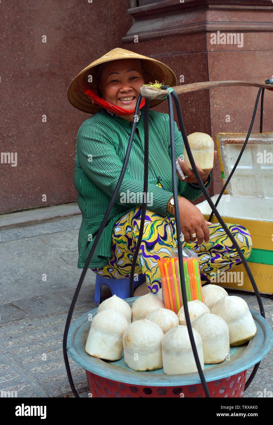 Ho Chi Minh City, Vietnam - 30. Mai 2019: Frau verkaufen Kokosmilch Getränke auf der Straße in Saigon. Stockfoto