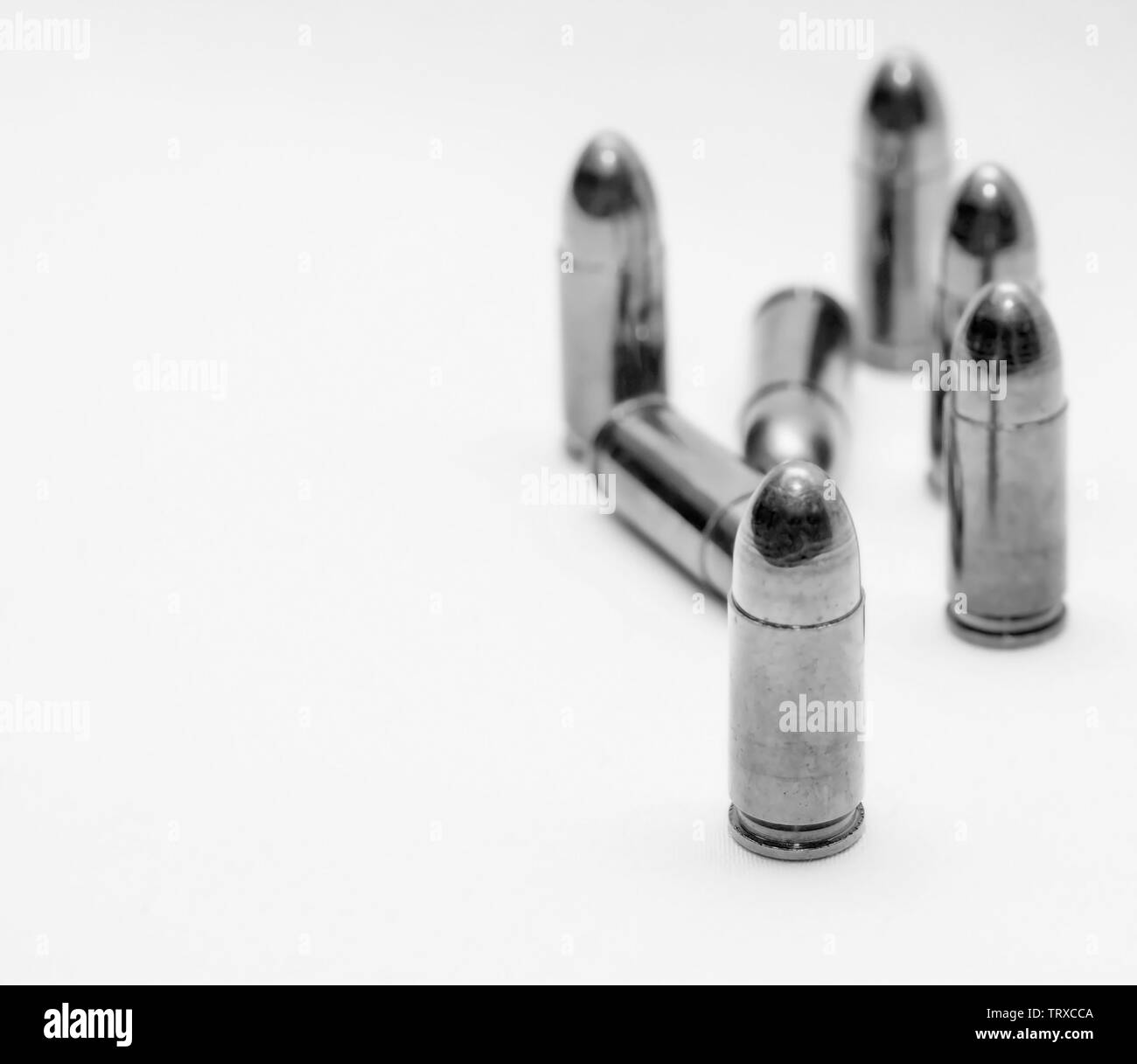 Sieben 9mm Kugeln erschossen in Schwarz und Weiß mit Platz für Text Stockfoto