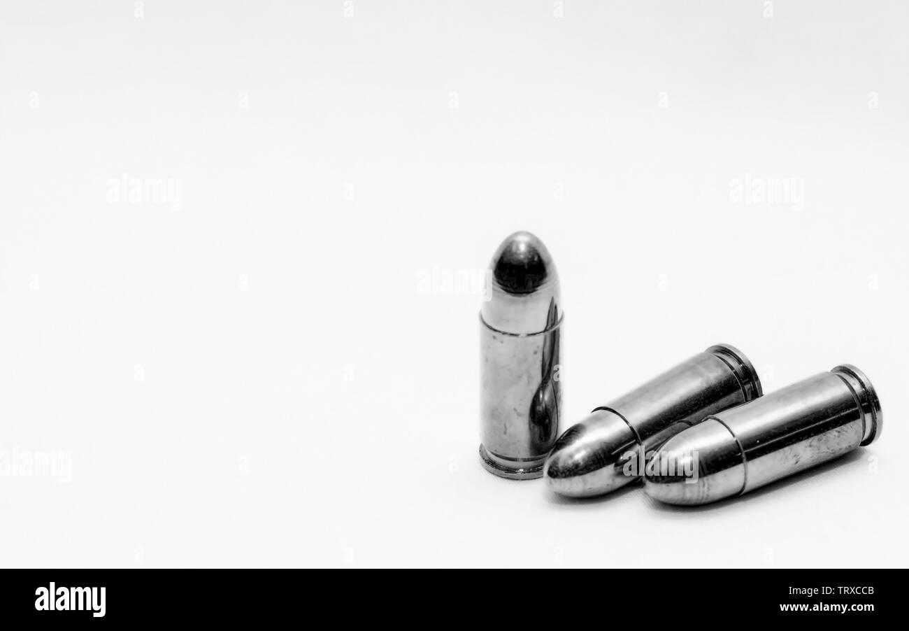 Drei 9 mm Kugeln erschossen in Schwarz und Weiß mit Platz für Text Stockfoto
