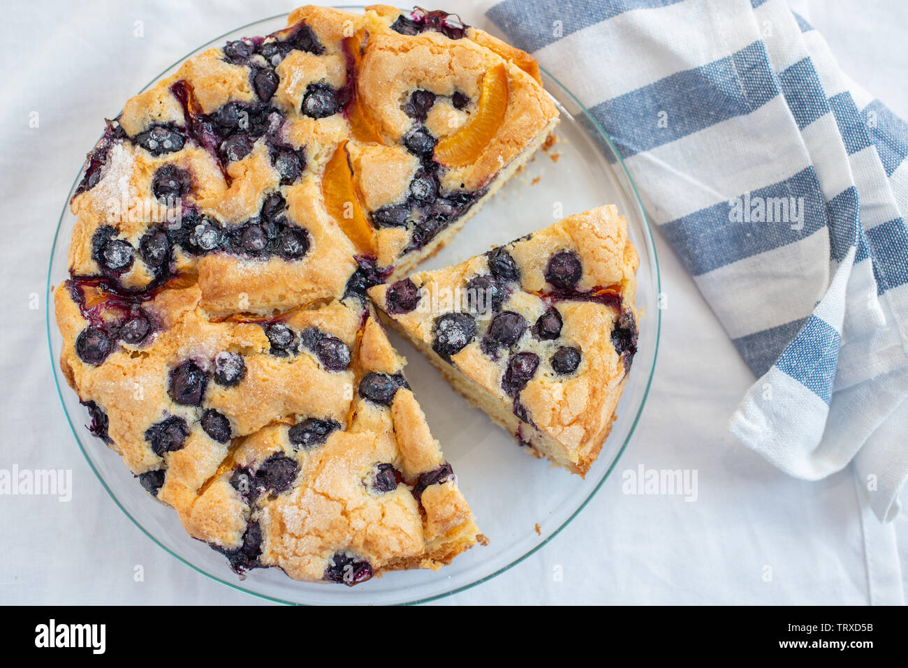 Hausgemachten blueberry Vanille Kuchen mit Aprikosen/Marillen Stockfoto