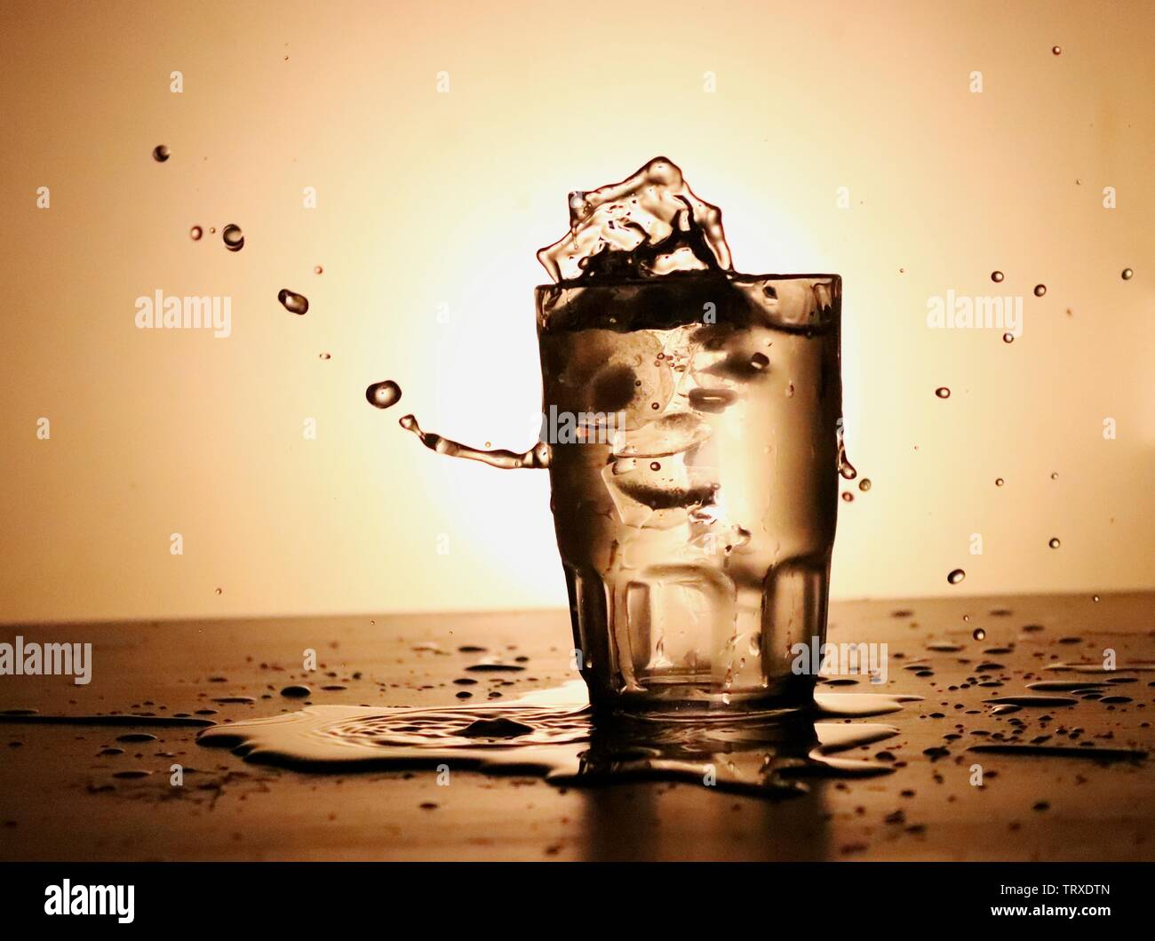 Wasser im Glas gespritzt Stockfoto