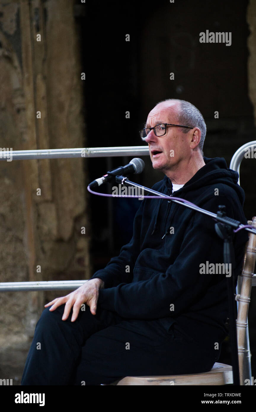 David Toop, Professor für Musik an der LCC, London College der Kommunikation, spricht an der Stoke Newington Literary Festival in Abney Park Friedhof Stockfoto