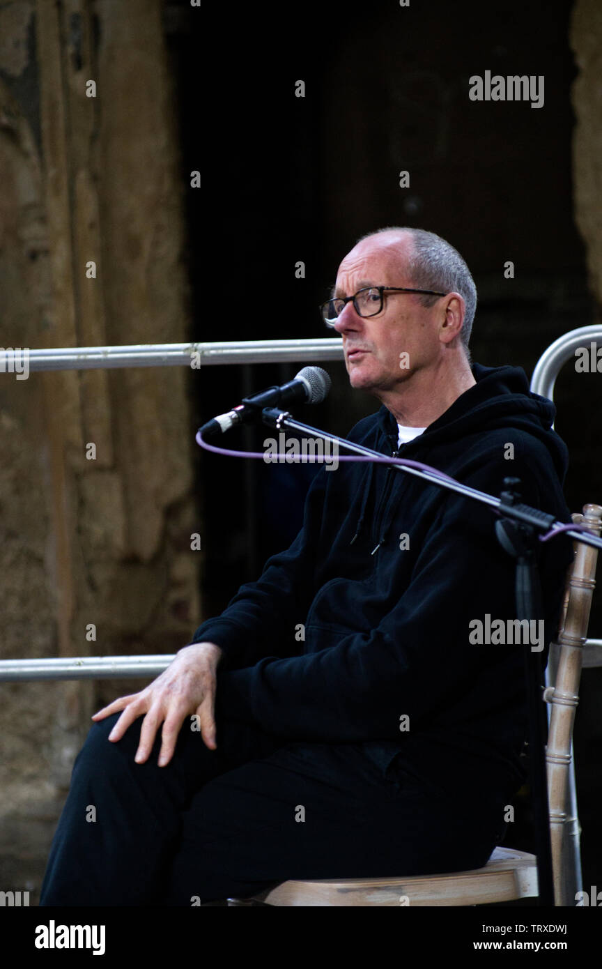 David Toop, Professor für Musik an der LCC, London College der Kommunikation, spricht an der Stoke Newington Literary Festival in Abney Park Friedhof Stockfoto