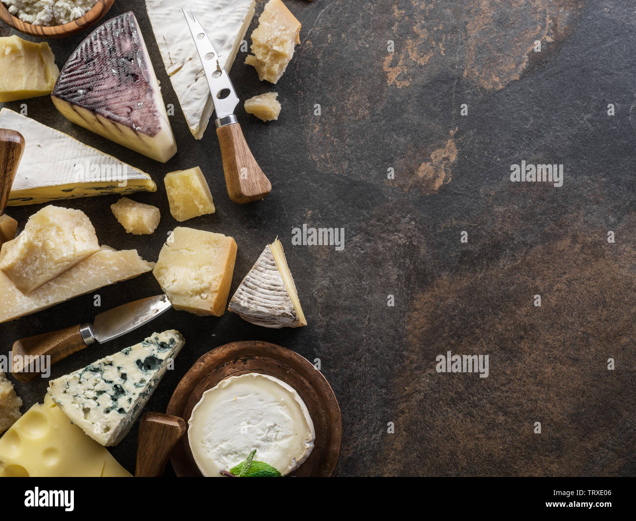 Sortiment von organischen Käse auf Stein. Ansicht von oben. Lecker Käse Starter. Stockfoto