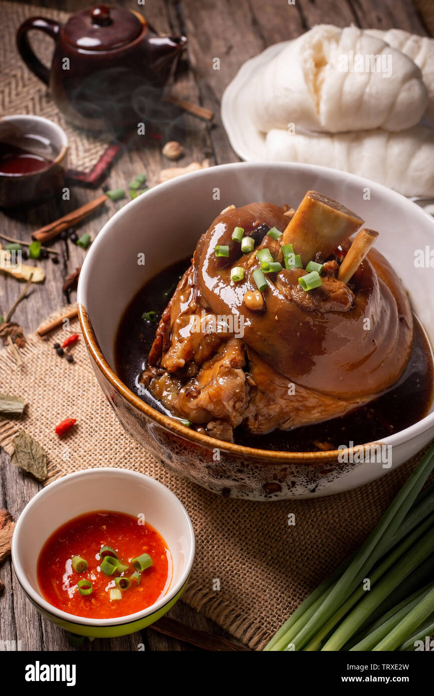 Schweinekeule geschmort gedünstet bun Yunnan. Chinese-Thai Küche. Stockfoto