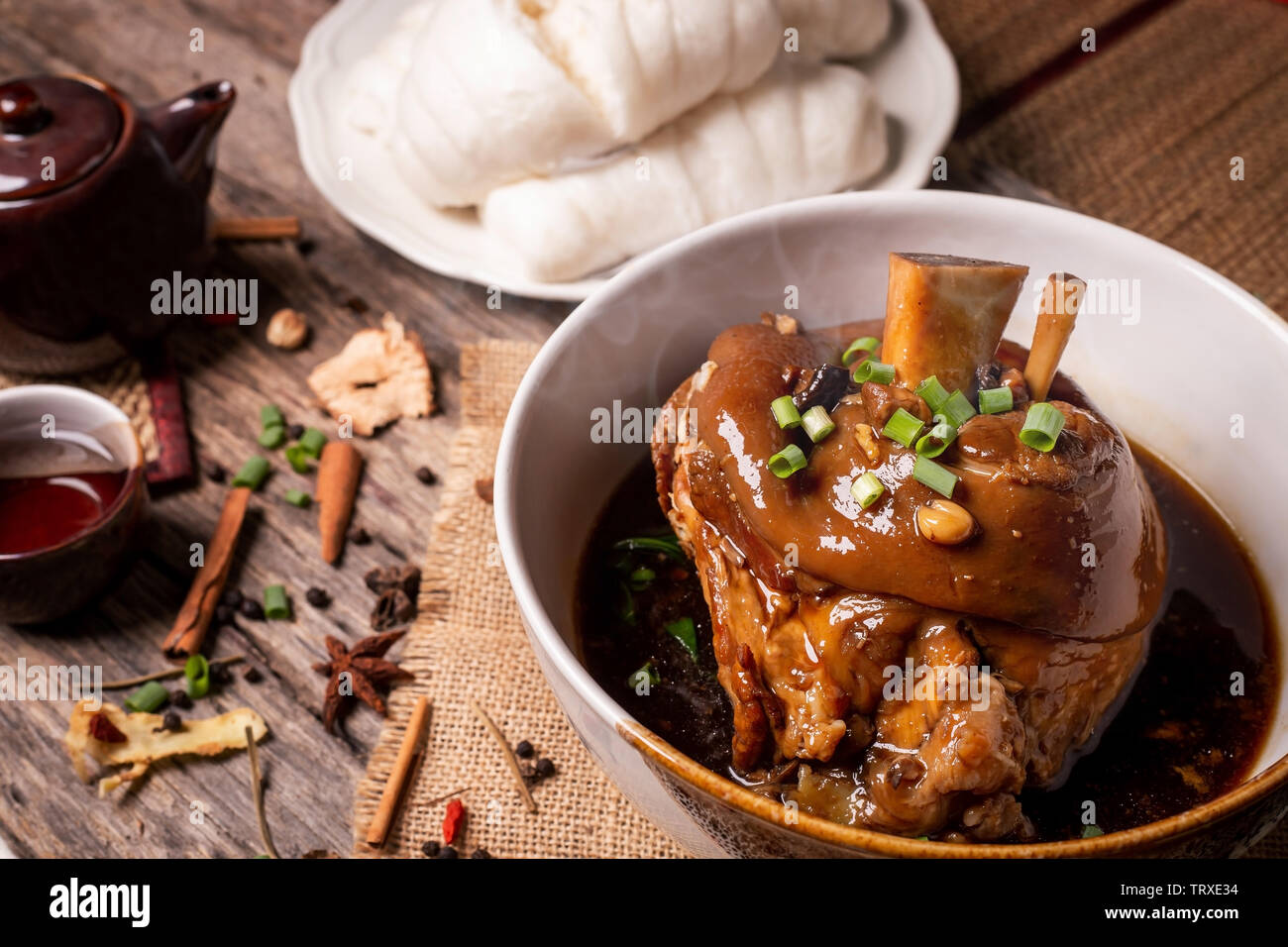 Schweinekeule geschmort gedünstet bun Yunnan. Chinese-Thai Küche. Stockfoto