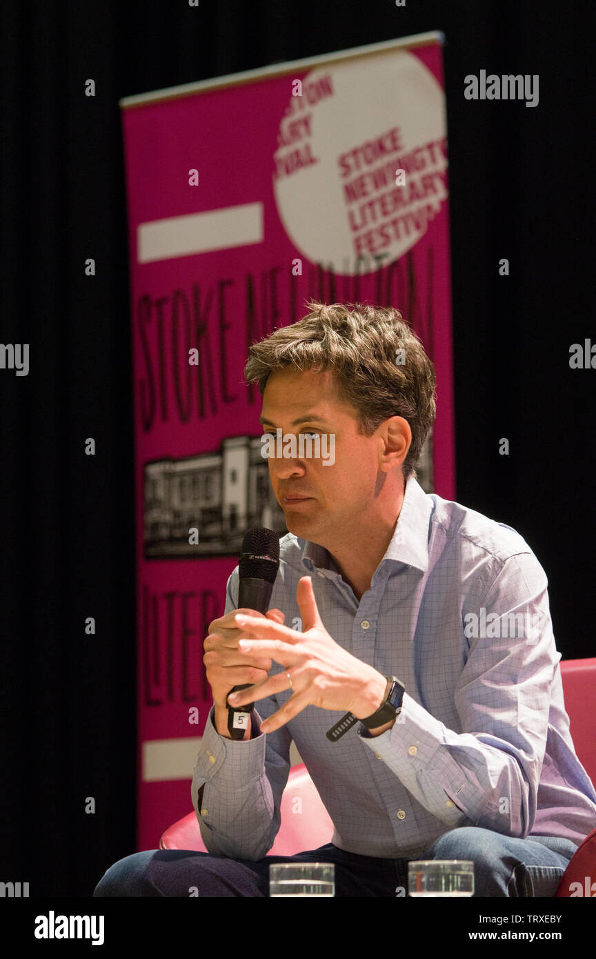 Ed Milliband auf der Bühne des 2019 Stoke Newington Literary Festival im Rathaus auf der Church Street am 9. Juni 2109 Stockfoto