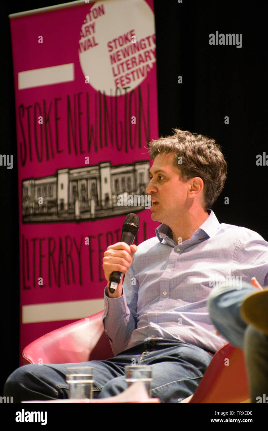 Ed Milliband auf der Bühne des 2019 Stoke Newington Literary Festival im Rathaus auf der Church Street am 9. Juni 2109 Stockfoto