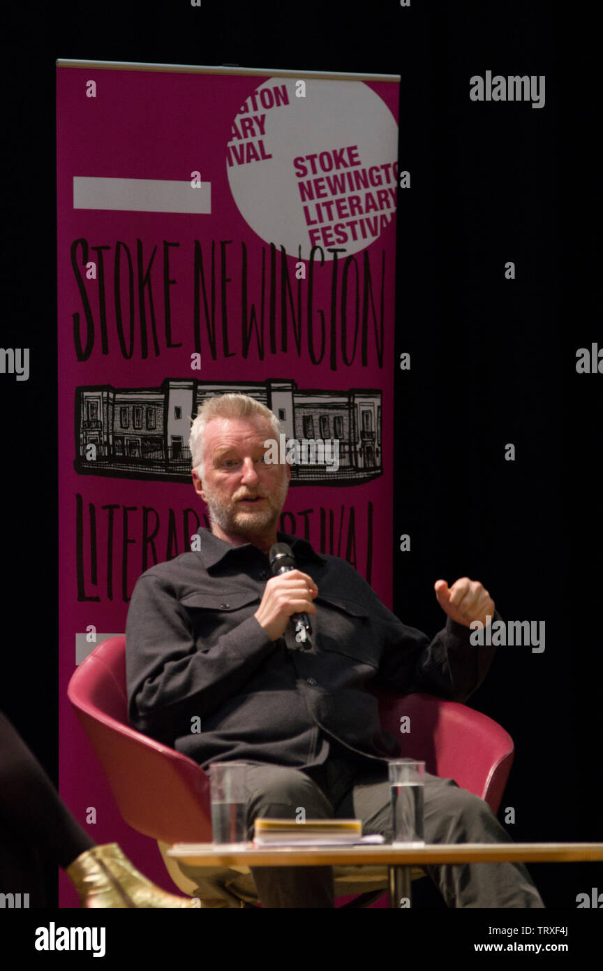 Billy Bragg auf der Bühne des 2019 Stoke Newington Literary Festival im Rathaus auf der Church Street am 9. Juni 2109 Stockfoto