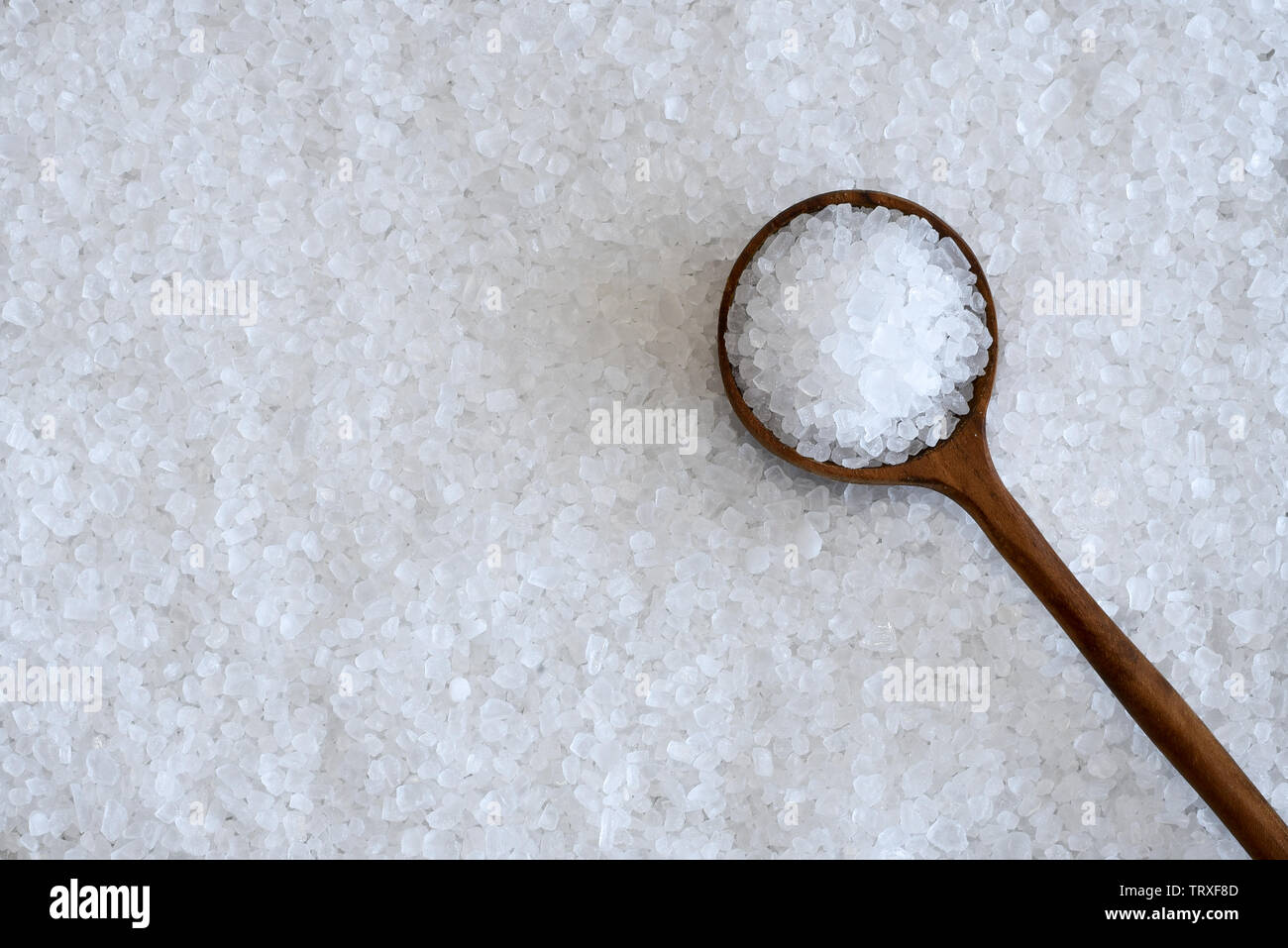 Geglättet grobes Meersalz schafft interessante Designs. Stockfoto