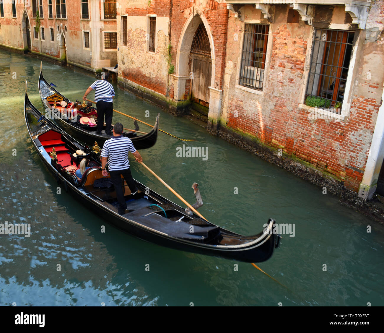 Zwei Gondeln Navigation kleines Venedig Canal. Stockfoto