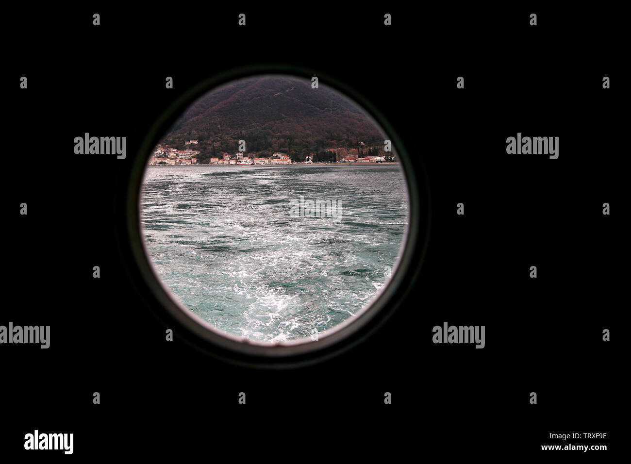 Schwenkbaren runden Fenster, Sturm Abdeckung auf dem Schiff nach außen in das Mittelmeer. Bullauge Blick durch Fenster auf Schiff zu Turbulenzen, die durch Schaumstoff. Stockfoto