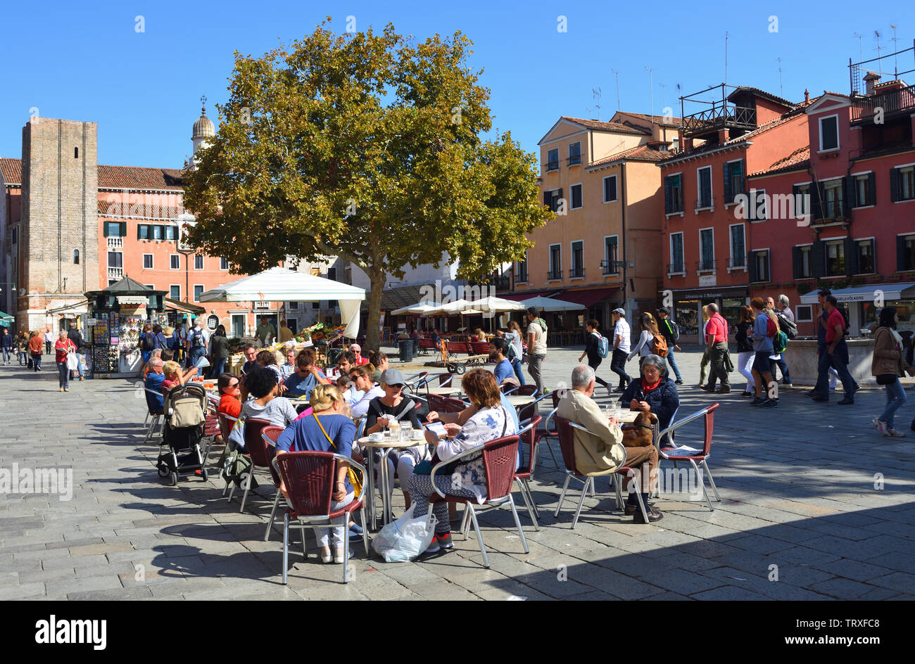 Leute genießen Cafe in der Campo Santa Margherita in einem eher ruhigen Teil von Venedig. Stockfoto