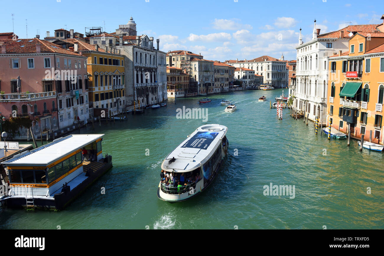 Blick auf den Canal Grande von der Accademia Brücke mit Vaporetto Stop Venedig. Stockfoto