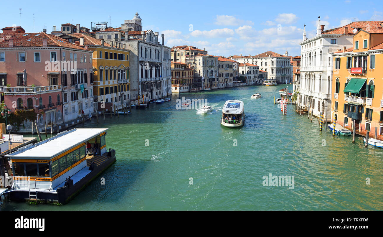 Blick auf den Canal Grande von der Accademia Brücke mit dem Vaporetto Venedig. Stockfoto