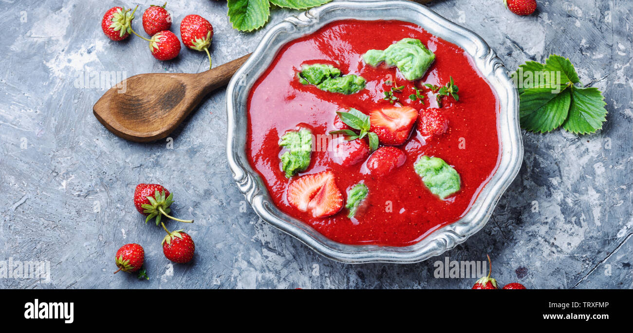 Sommer kühl Suppe mit Erdbeere. Obst Suppe. Sommer essen. Stockfoto