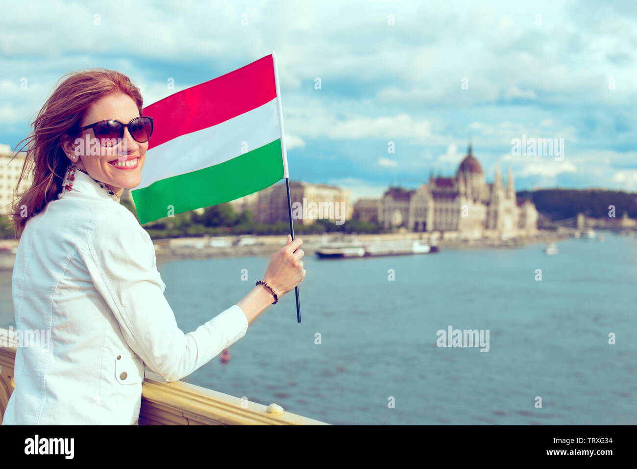 Glückliche junge Frau mit ungarische Flagge in Budapest, Ungarn, filmischen Stil Stockfoto