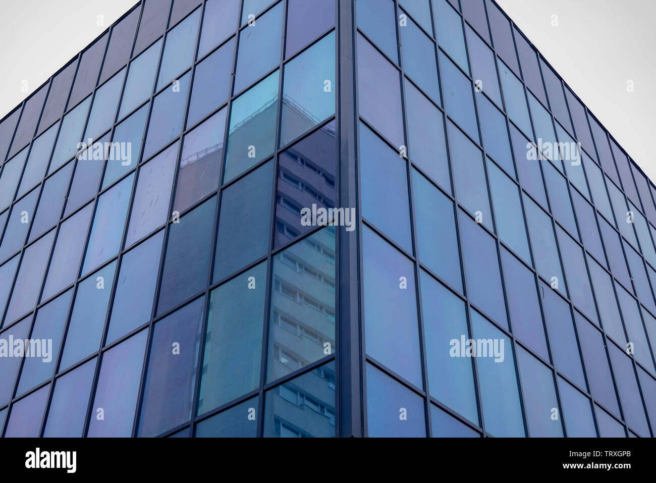 Aufbau von Strukturen Glas Geometrie auf der Fassade des Baus. Stockfoto