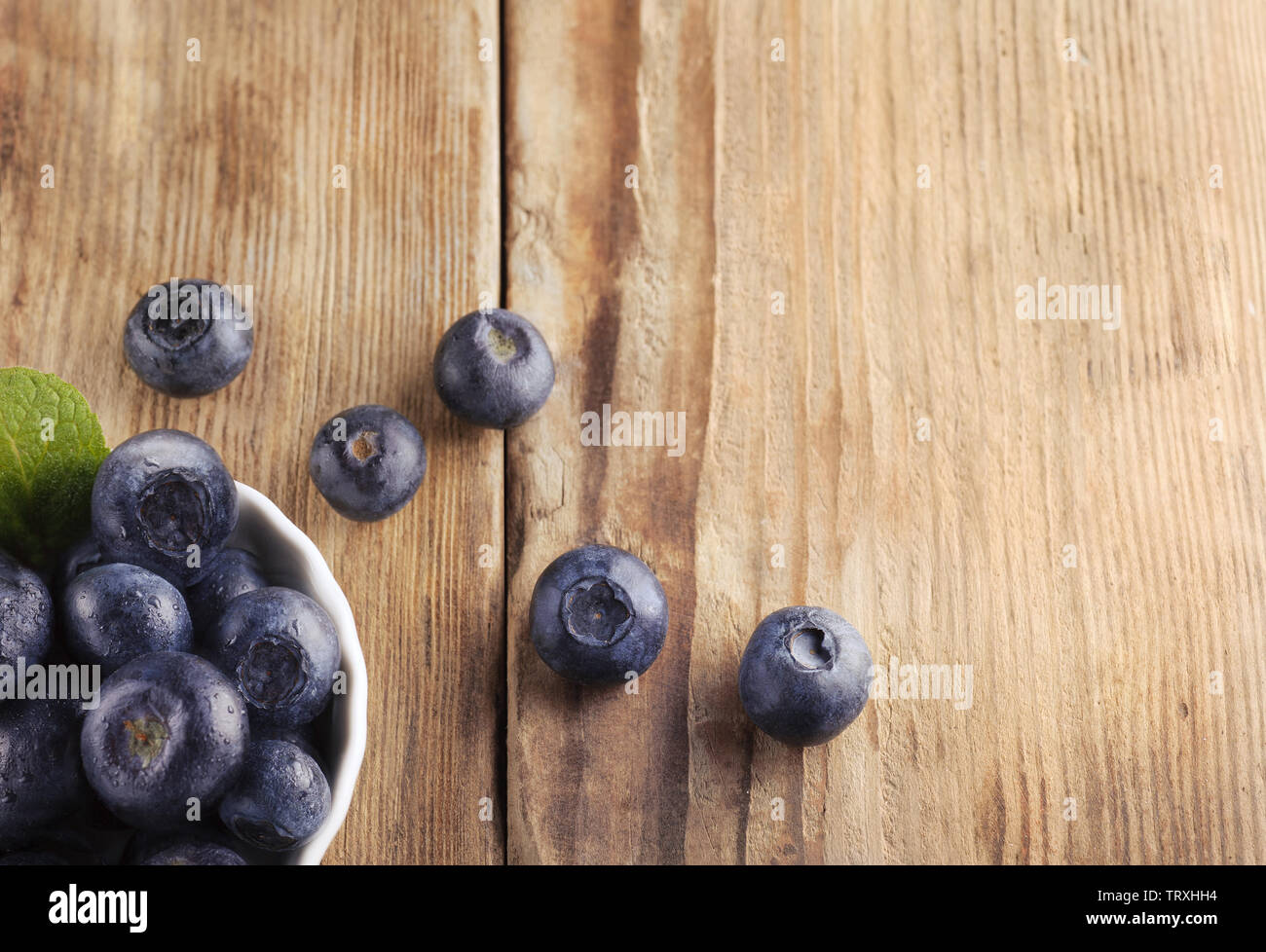 Schale mit frischem nützliche Blaubeeren. Dessert gesundes Essen. Gruppe von reifen Blau saftig organische Beeren. Raw Sommer Diät. Lecker Natur vegetarische Berry. Stockfoto