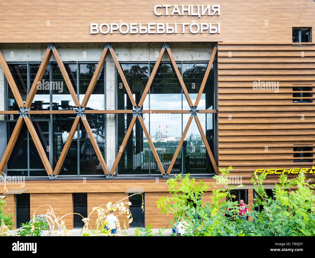 Moskau, Russland - 27. Mai, 2019: die Menschen in der Nähe von cafe in den renovierten Bahnhof Vorobyovy Gory (Sparrow Hügeln) der Moskauer Metro. Es ist auf der Linie Sokolnicheskaya Stockfoto