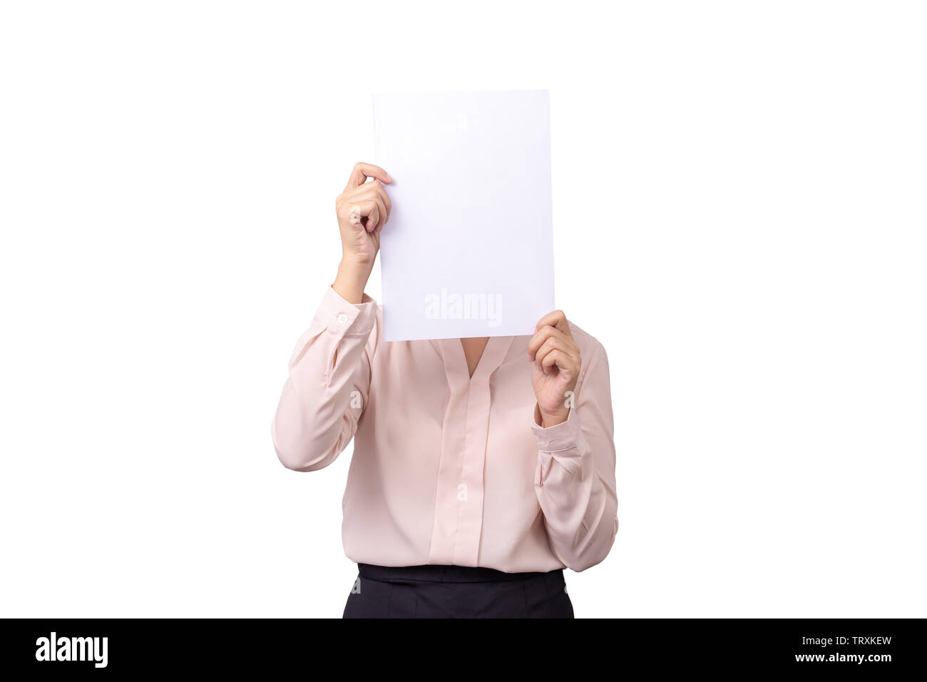 Asian Business Frau ihr Gesicht mit leer Leer Weißbuch Abdeckung für Emotion auf weißem Hintergrund mit Freistellungspfad isoliert ausblenden Stockfoto