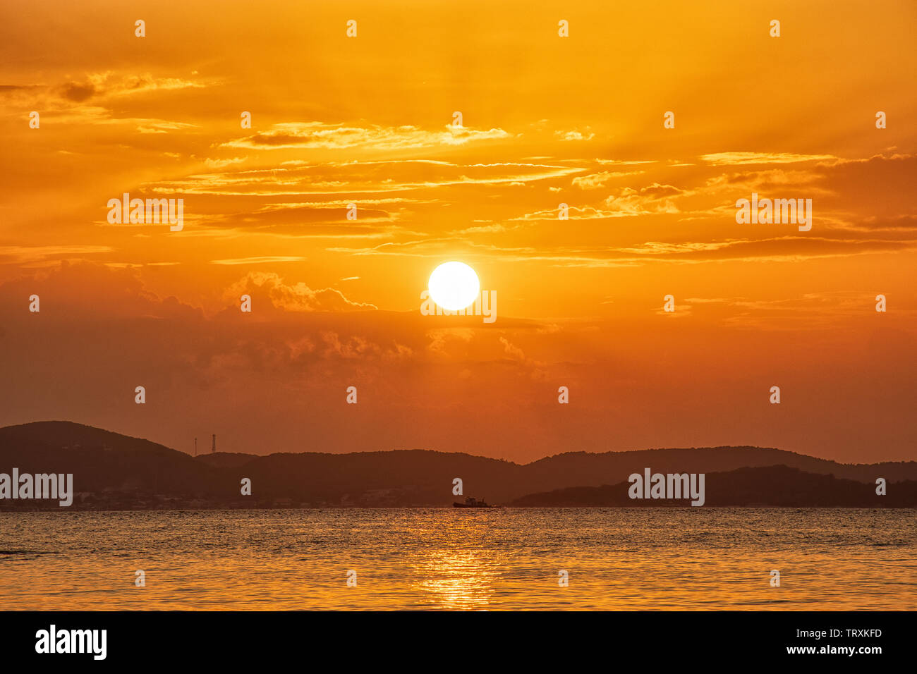 Schönen Sonnenuntergang über dem Meer am tropischen Strand Stockfoto