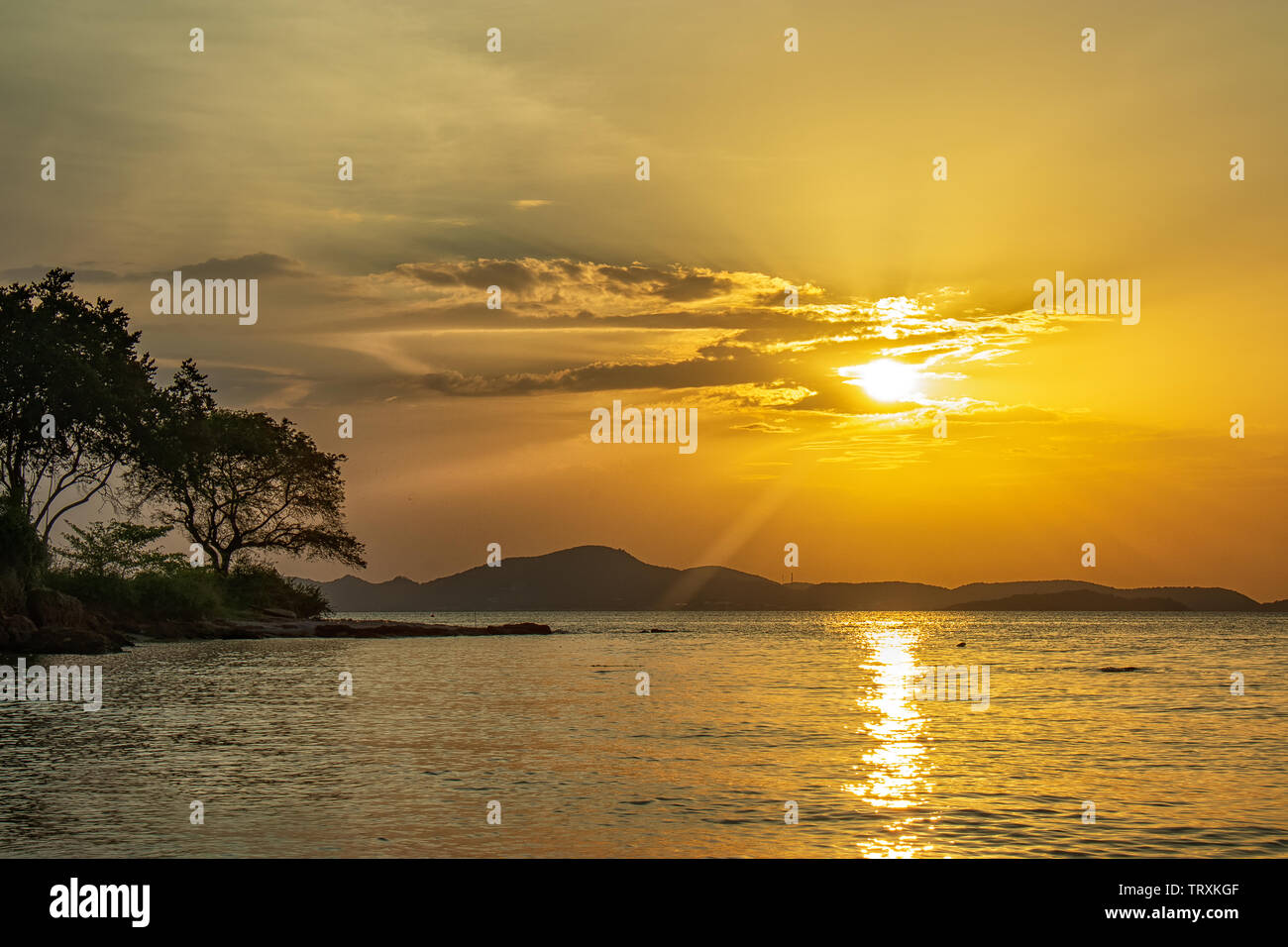 Schönen Sonnenuntergang über dem Meer am tropischen Strand Stockfoto
