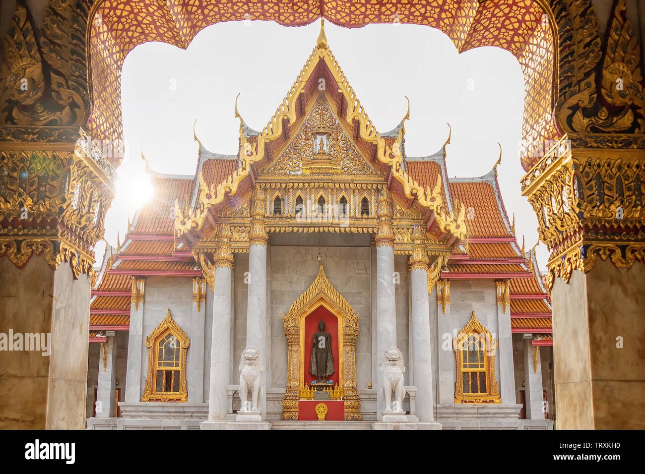 Der Marmor-tempel oder Wat Benchamabophit Dusit Wanaram in morgen Zeit mit Sun Beam auf Kirche, Wahrzeichen Ort für touristische Sehenswürdigkeiten i Stockfoto