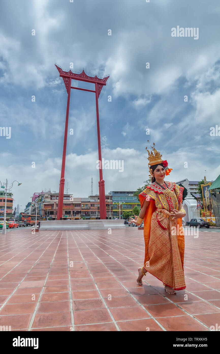 BANGKOK, THAILAND - SEPTEMBER 16,2018: Thai Frau in der traditionellen Thai Kostüm Kleid zeigen Thai Tanz an der Giant Swing (Sehenswürdigkeiten in Bangkok) auf der SE Stockfoto
