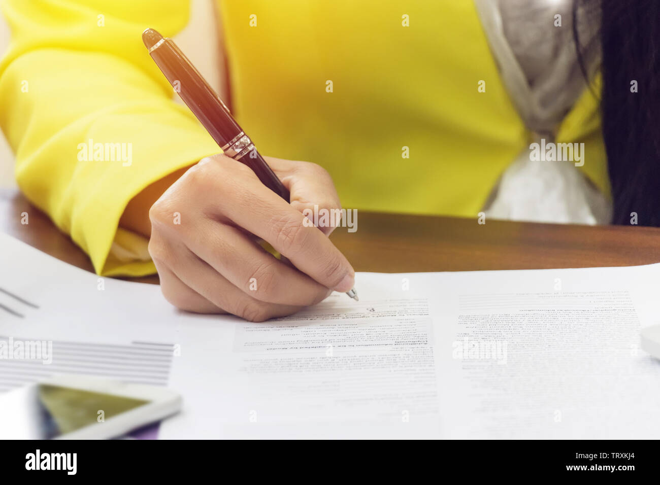 Business woman Hand einen Vertrag unterzeichnen, aus der Nähe. Vertrag oder Geschäft Konzept Stockfoto