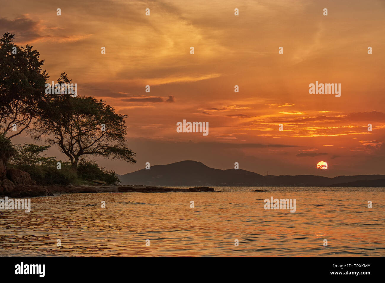 Schönen Sonnenuntergang über dem Meer am tropischen Strand Stockfoto