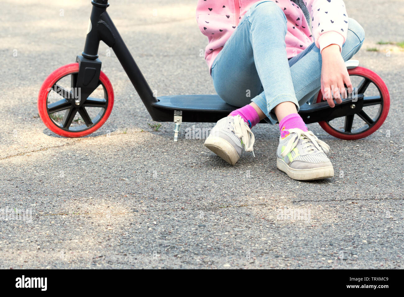 Kind macht in die hose -Fotos und -Bildmaterial in hoher Auflösung – Alamy