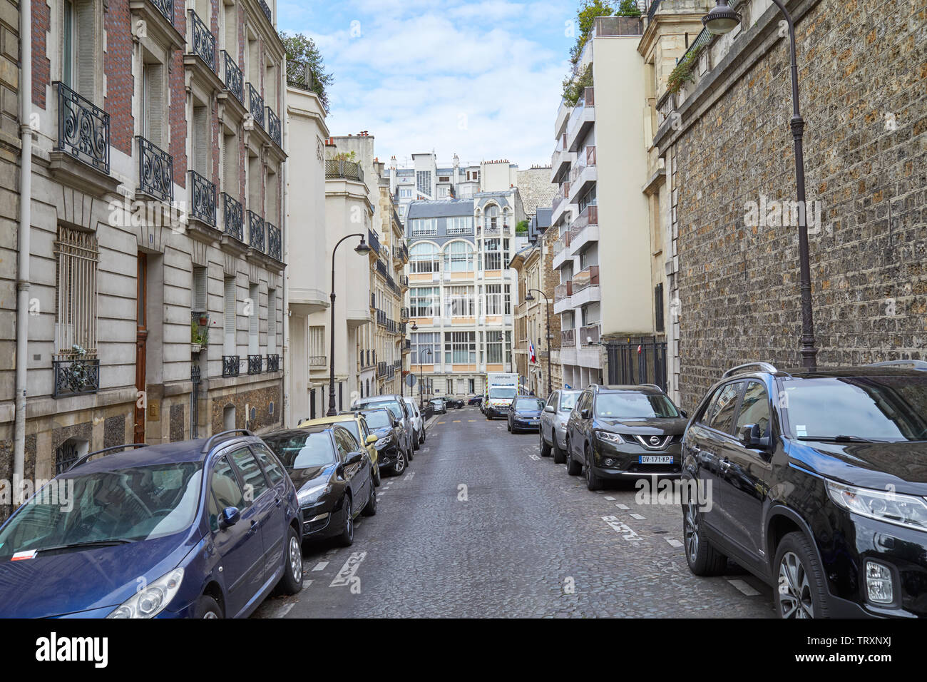 PARIS, Frankreich, 23. JULI 2017: Niemand in Paris Street, alte Gebäude und Autos in einem Sommertag in Frankreich geparkt Stockfoto