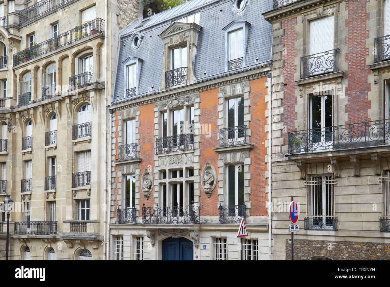 PARIS, Frankreich, 23. JULI 2017: Alte Luxus Gebäude Fassade mit Balkon und Dekorationen in einem Sommertag in Paris, Frankreich Stockfoto