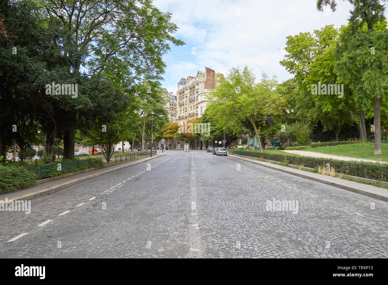 PARIS, Frankreich, 23. JULI 2017: leere Straße in Paris mit Garten und alten Gebäuden in Frankreich Stockfoto