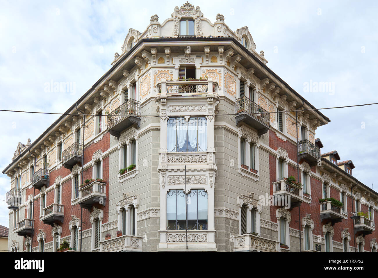 TURIN, Italien, 10. SEPTEMBER 2017: Art Nouveau Gebäude Architektur Fassade mit Blumenschmuck in Turin, Italien Stockfoto