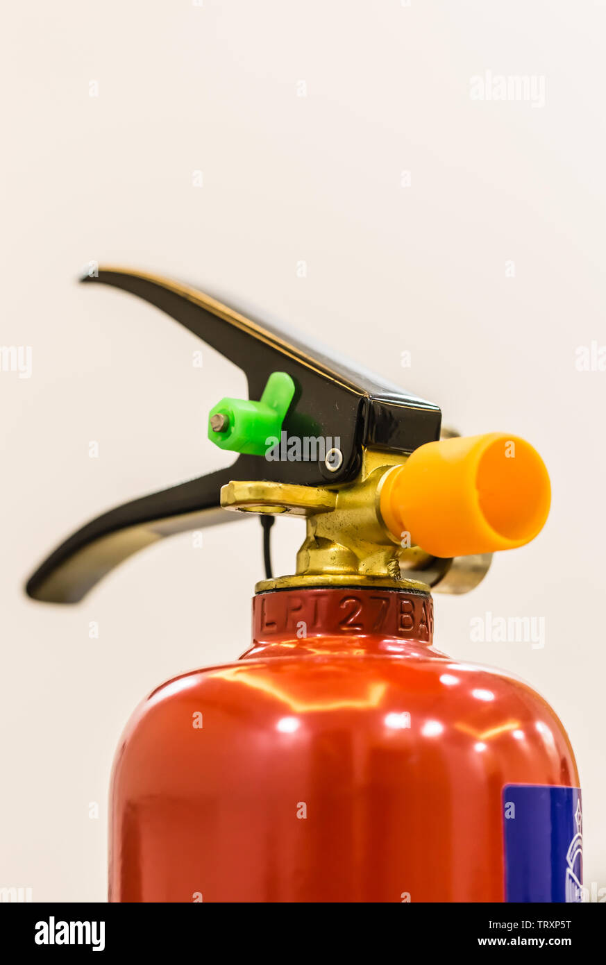 Feuerlöscher isoliert Closeup auf weißem Hintergrund Stockfoto