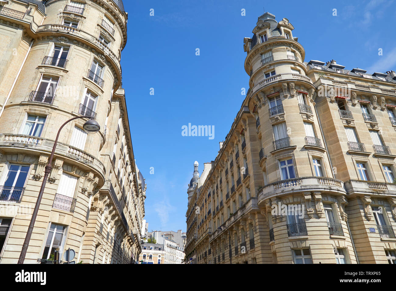 PARIS, Frankreich, 21. JULI 2017: Alte Luxus Gebäude mit Turm in einem sonnigen Sommertag in Paris, Frankreich Stockfoto