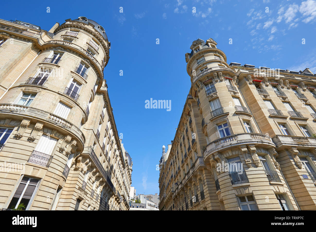 PARIS, Frankreich, 21. JULI 2017: Alte Luxus Gebäude Fassade mit Turm an einem sonnigen Sommertag in Paris, Frankreich Stockfoto