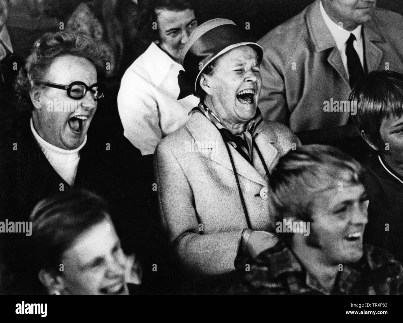 Publikum in den 60er Jahren. Sie sind alle lachend an etwas oder jemand auf der Bühne. Schweden 1960 Stockfoto