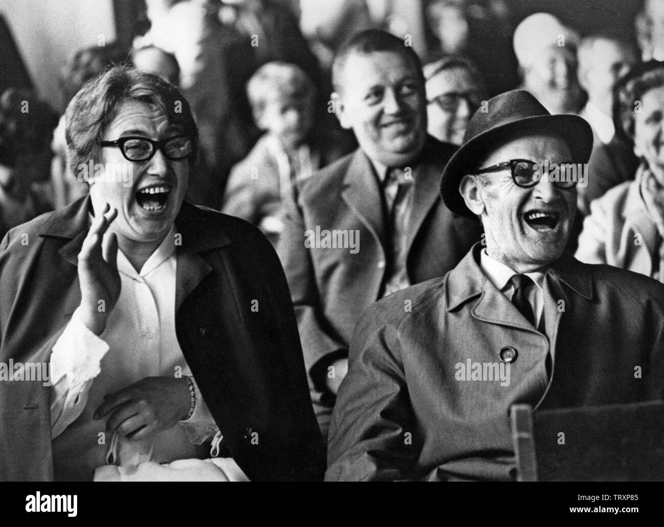 Publikum in den 60er Jahren. Sie sind alle lachend an etwas oder jemand auf der Bühne. Schweden 1960 Stockfoto