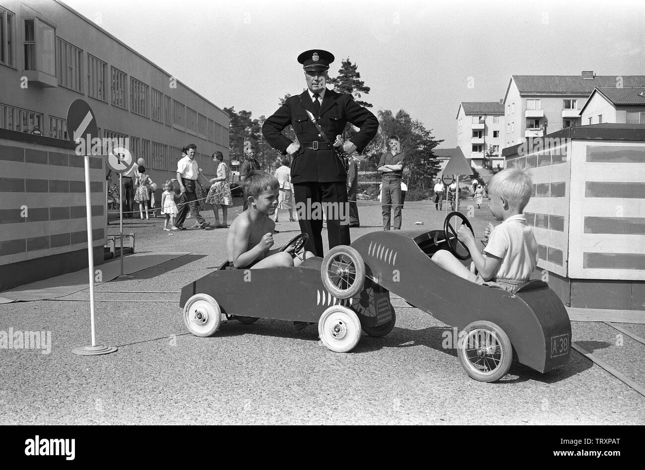 1950er Polizist. Zwei Jungen spielen in ihren Tretautos und die Polizei schaut auf, wenn Sie einen kleinen Unfall gehabt haben. Schweden vom 7. Juni 1959 ref CV1 Stockfoto