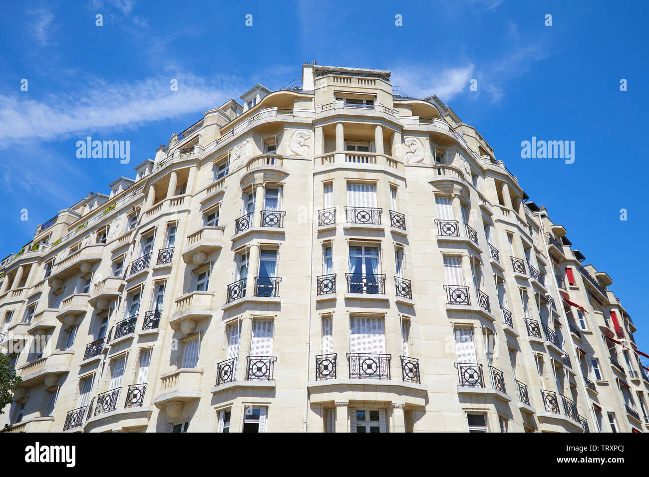 PARIS, Frankreich, 21. JULI 2017: Alte Luxus Gebäude Fassade mit Balkon in sonniger Tag, klare blaue Himmel in Paris, Frankreich Stockfoto