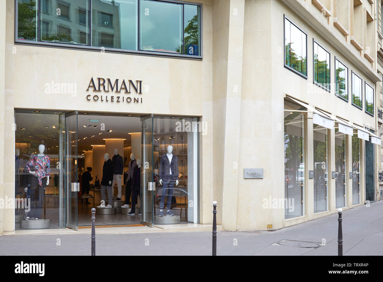 PARIS, Frankreich, 22. JULI 2017: Armani Collezioni fashion Luxury Stores in Paris, Frankreich. Stockfoto