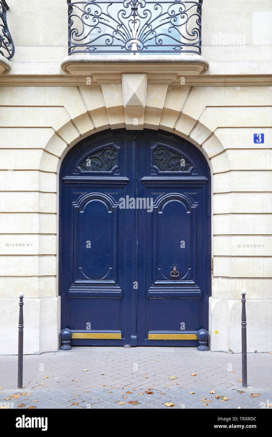 PARIS, Frankreich, 22. JULI 2017: Blau Holz- geschlossene Tür in Paris, Givenchy Gebäude in Frankreich Stockfoto