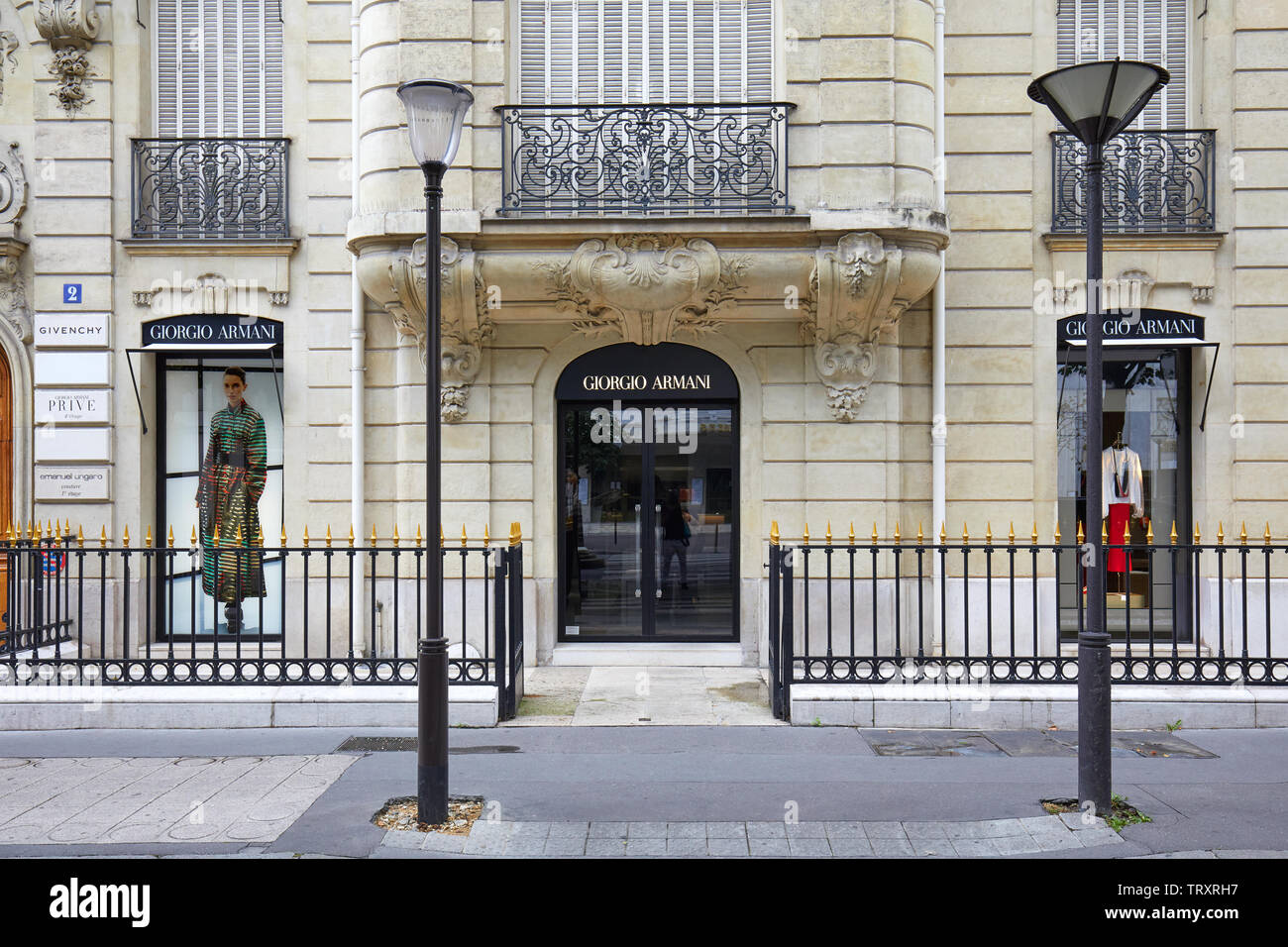 PARIS, Frankreich, 22. JULI 2017: Giorgio Armani Mode Luxus store in der Avenue Montaigne in Paris, Frankreich. Stockfoto