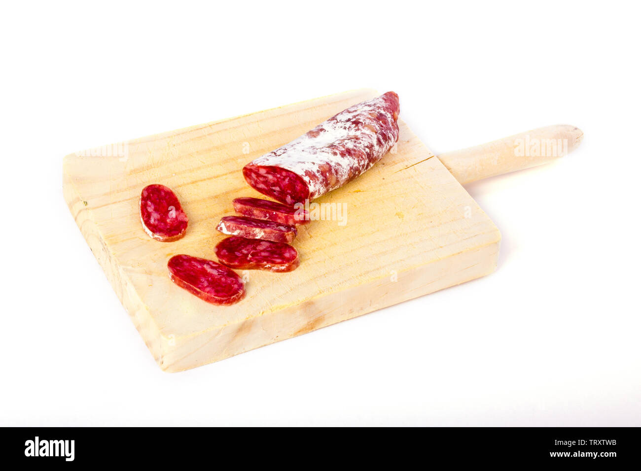 Spanisch fuet, eine trockene Wurst typische in Katalonien Region, in Scheiben geschnitten auf einer hölzernen Küchentisch Stockfoto