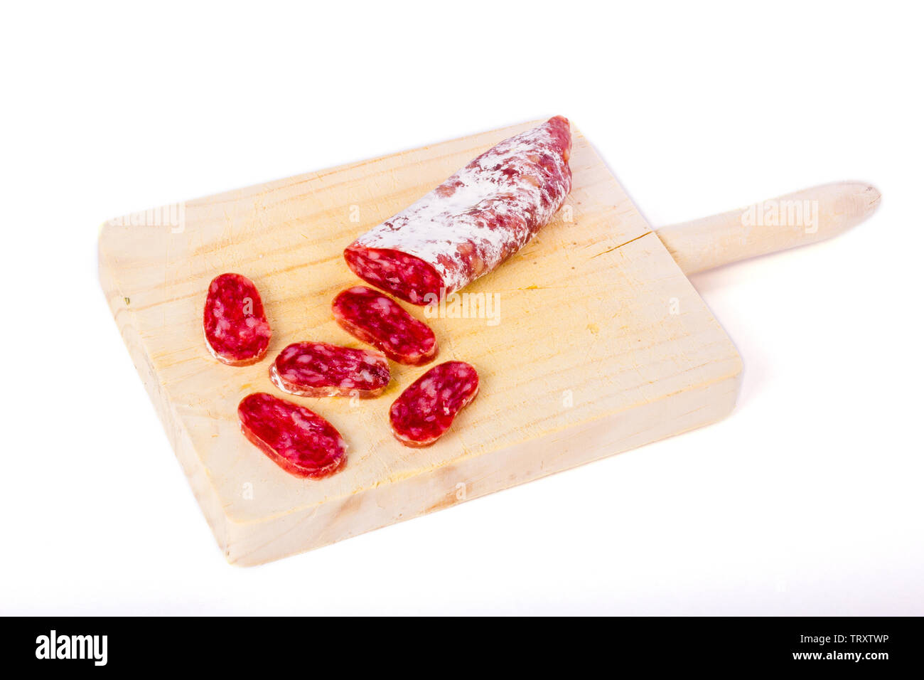 Spanisch fuet, eine trockene Wurst typische in Katalonien Region, in Scheiben geschnitten auf einer hölzernen Küchentisch Stockfoto