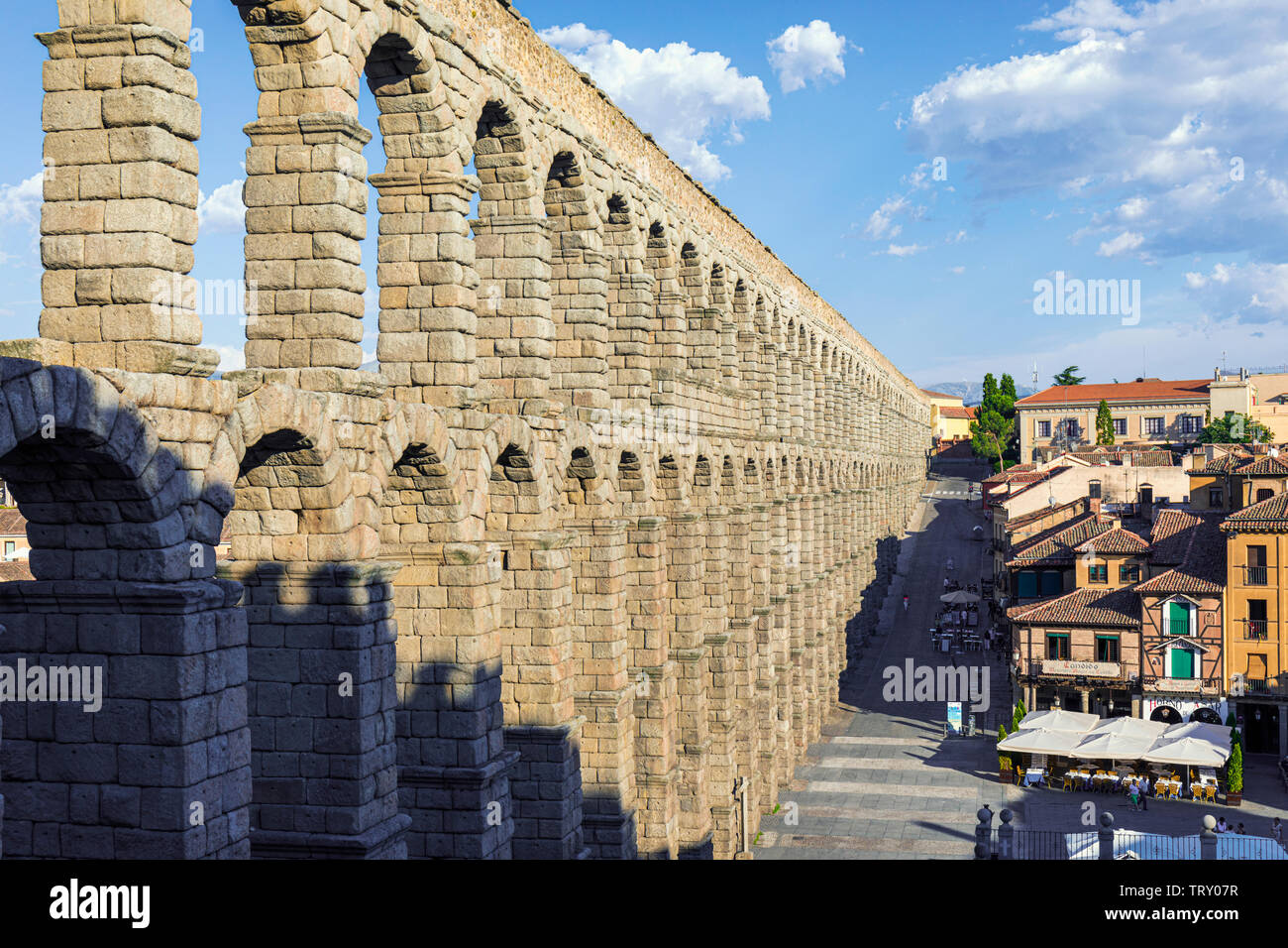 Segovia Segovia Provinz, Kastilien und Leon, Spanien. Das römische Aquädukt an der Plaza del Azoguejo, die aus dem 1. oder 2. nachchristlichen Jahrhundert. Die Altstadt Stockfoto