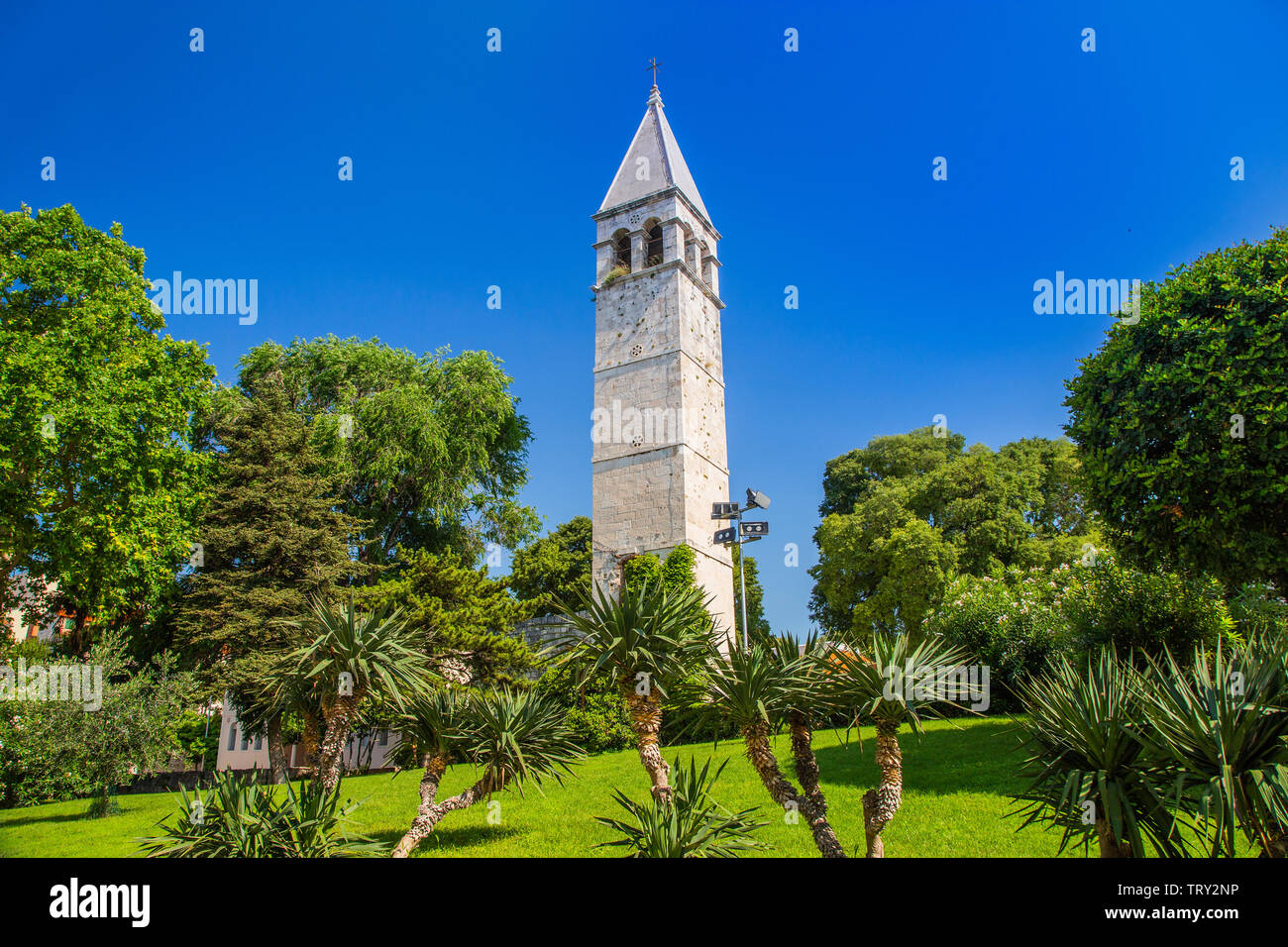 Split, Kroatien, Kirchturm von St. Arnir und Benediktinerkloster in klassisch-schönen Park Stockfoto